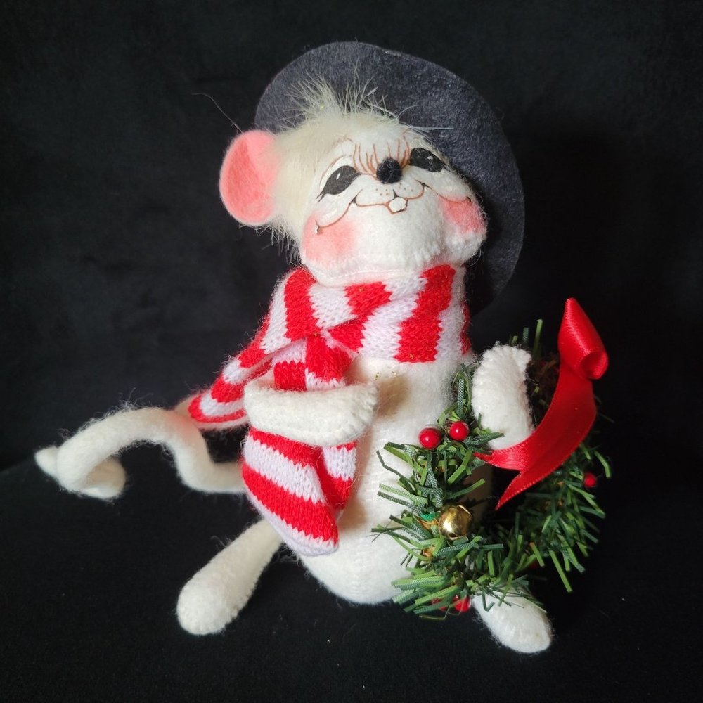 Annalee Yuletide Mouse w/ Top Hat, Scarf and Wreath 2006
